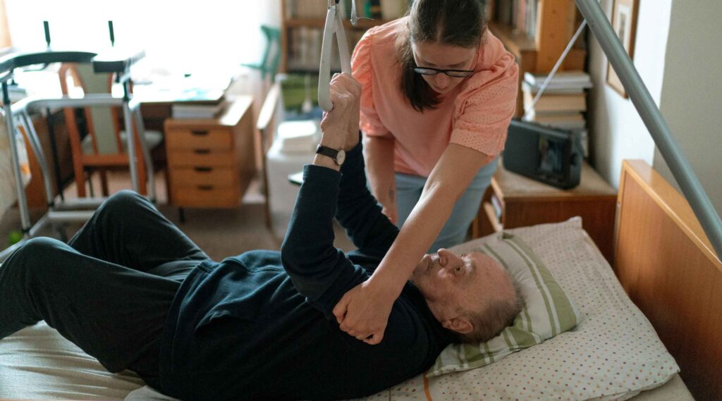 Aide à l'habillage d'un senior en EHPAD