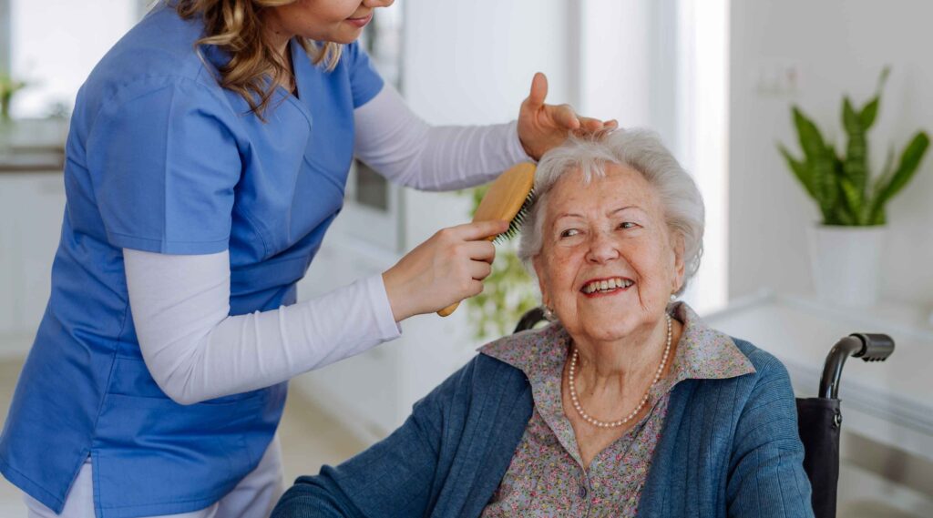 Aide toilette senior à l'EHPAD