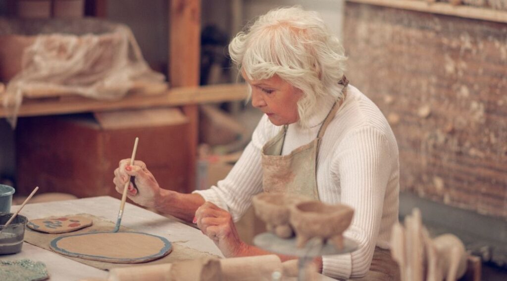 Activité céramique senior : peinture et créativité