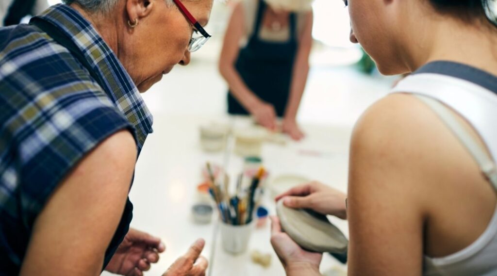 Atelier céramique senior et loisirs créatifs pour personnes âgées