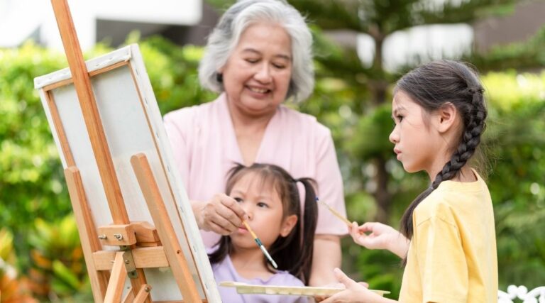 Ateliers culturels senior en groupe pour stimuler la vitalité et le lien social.