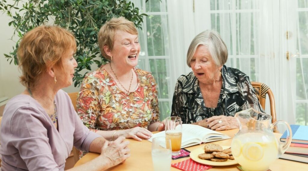 Découvertes pour seniors lors d'un atelier mémoire pour entretenir les fonctions cognitives - Loisirs culturels maison de retraite