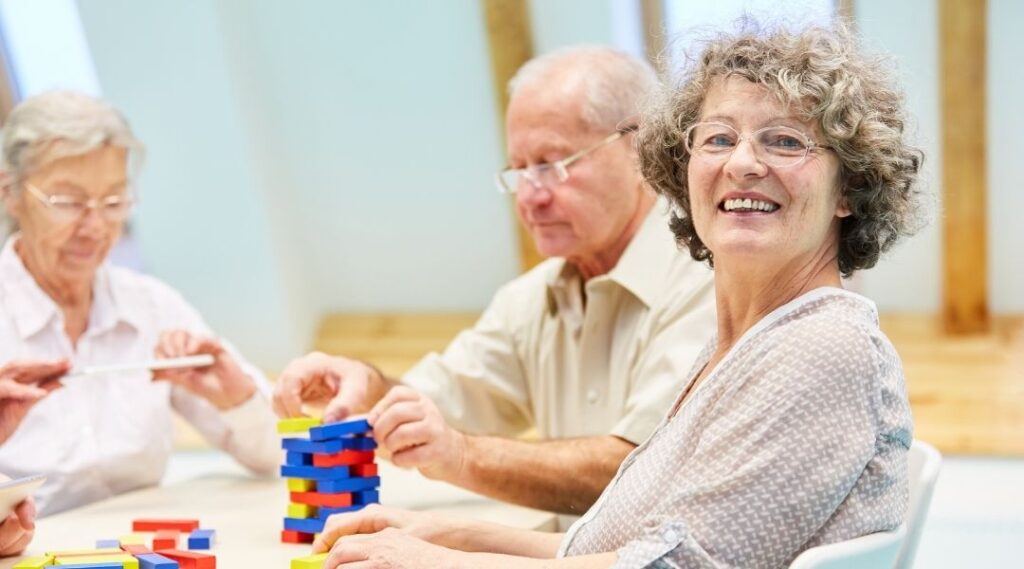Seniors d'EHPAD autour d'un jeu de société adapté