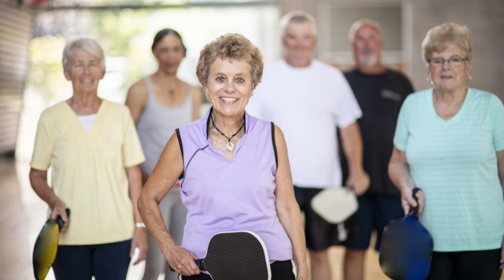 Résidents EHPAD jouent la pétanque adaptée, jeu de sport gym doux pour maintenir l'autonomie