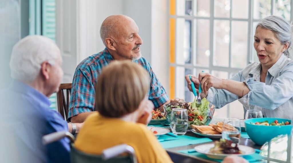 Seniors stimulés par un atelier de jeux cognitifs pour la mémoire