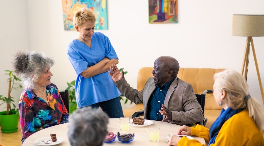 senior heureux maison de retraite