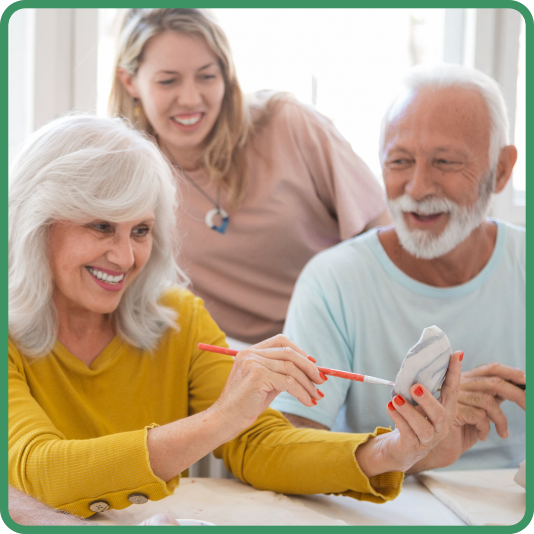 formateurs et animateurs apprenant à créer des activités inclusives et bienveillantes pour seniors