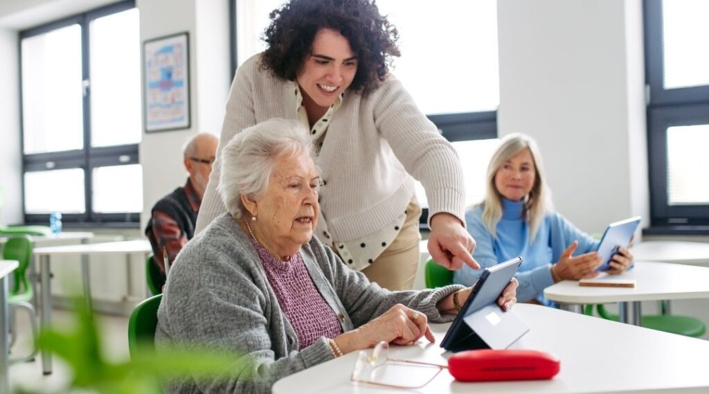 Résident heureux participant à des ateliers de qualité pour senior en résidence