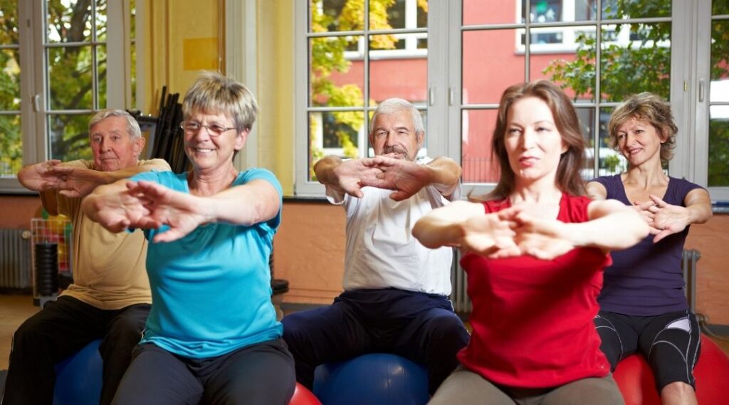intervenant en gym yoga douce aux résidents d'EHPAD et aux personnes âgées