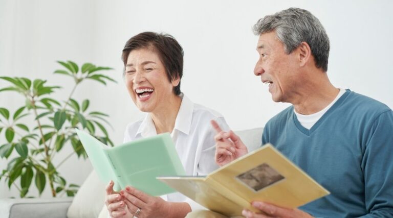 Des personnes âgées souriantes dans un atelier de lecture