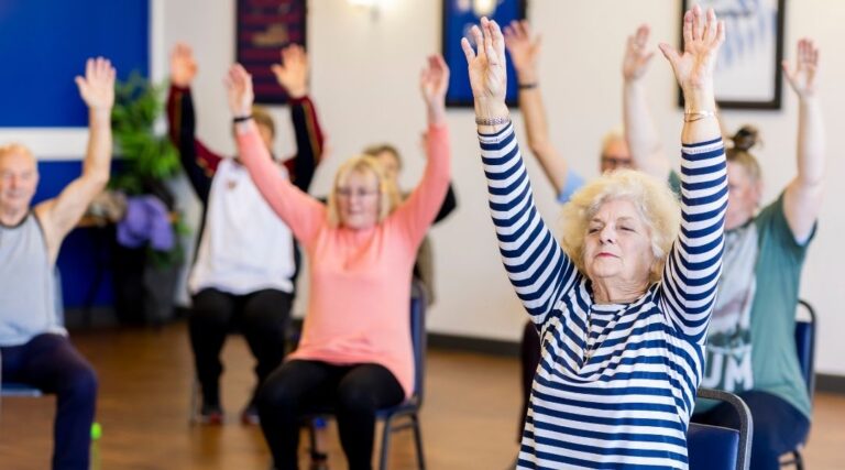 atelier yoga sur chaise pour senior