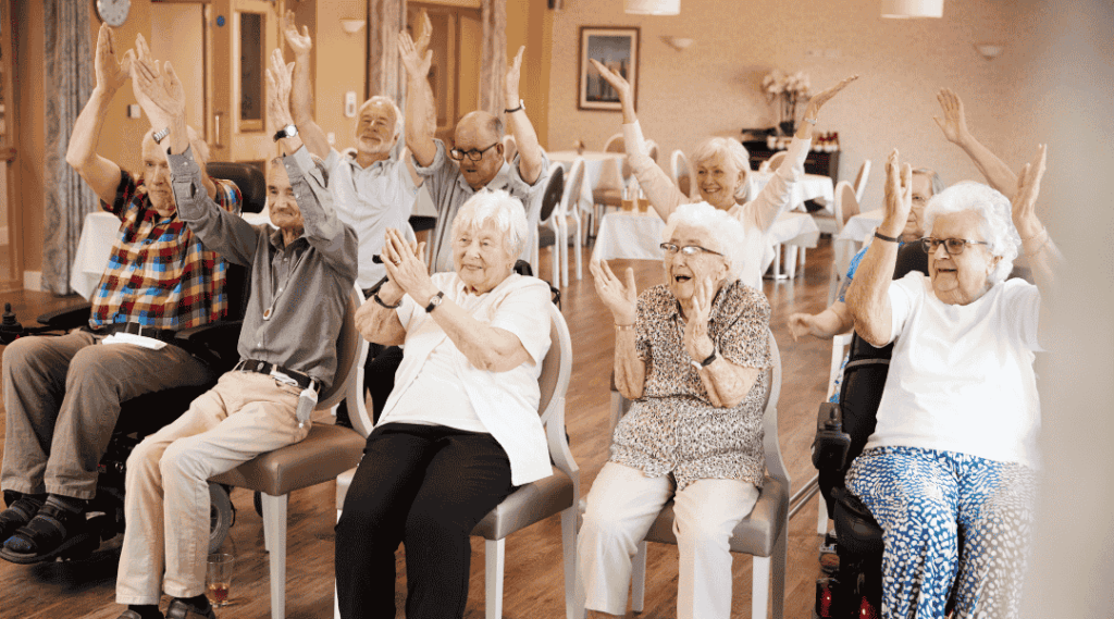 Seniors assis devant un spectacle culturel en résidence senior