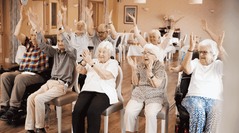 Seniors assis devant un spectacle culturel en résidence senior