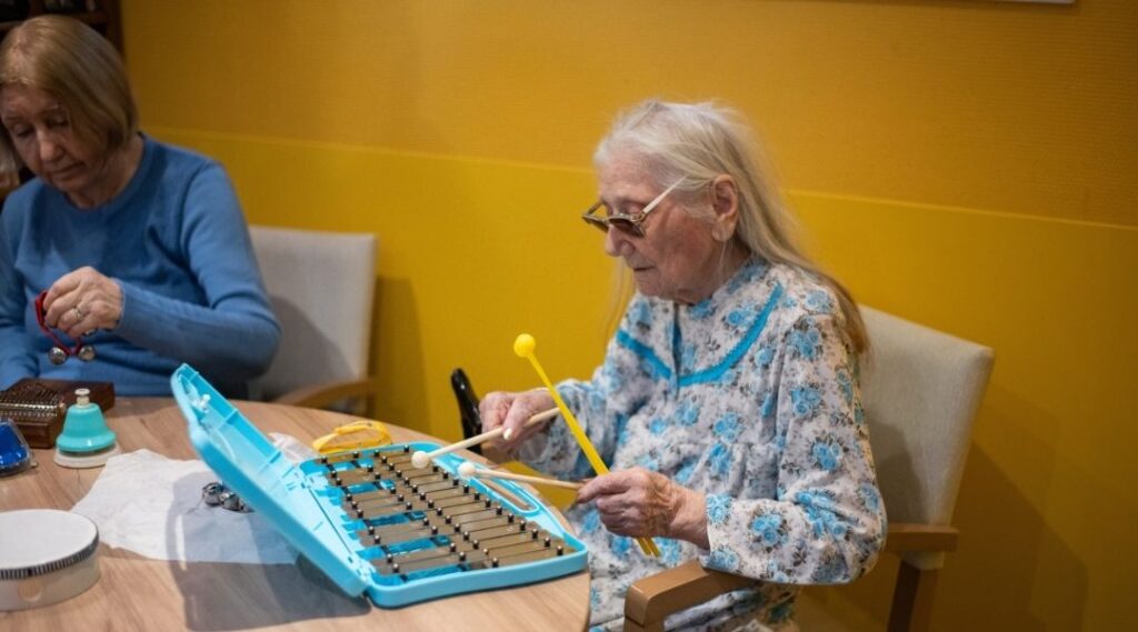 Séance de musicothérapie et stimulation cognitive pour seniors