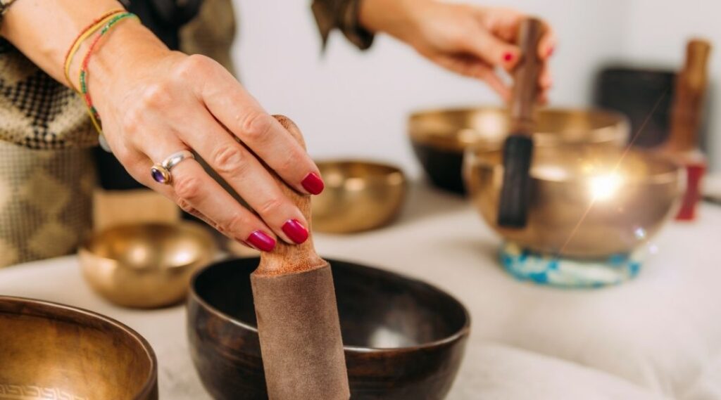 Séance de musicothérapie pour seniors bols tibétains