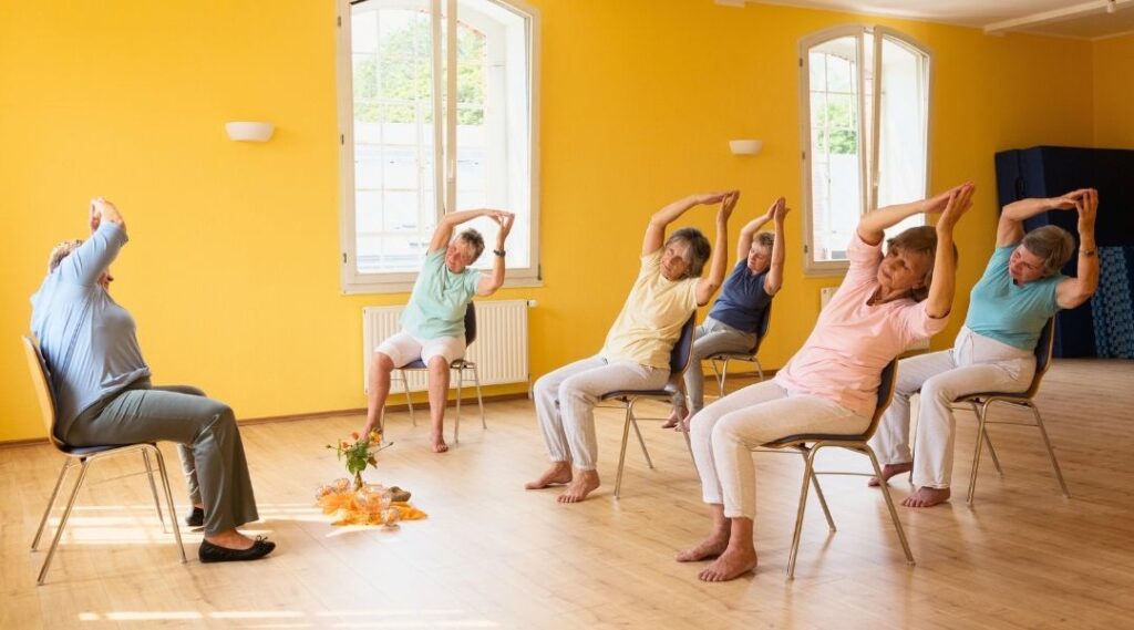yoga sur chaise pour senior en ehpad atelier adapté