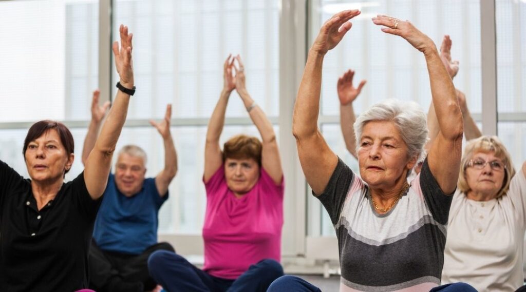 atelier yoga pour senior en résidence autonomie et ehpad