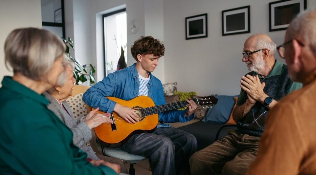Intervenant guidant un atelier de musicothérapie avec un groupe de seniors