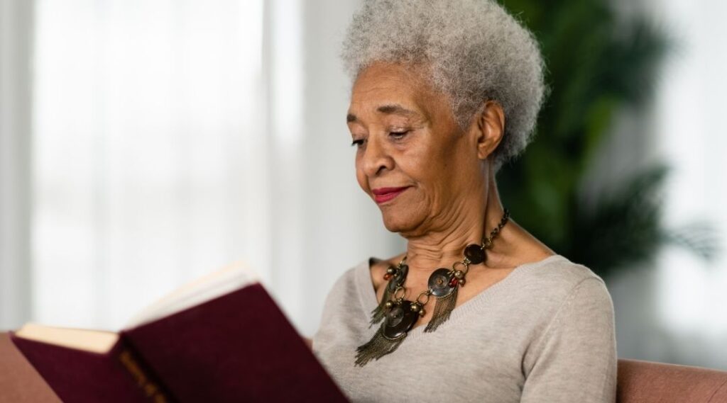 atelier de lecture pour senior en résidence pour stimuler la mémoire