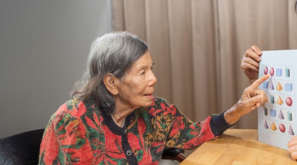 Ateliers stimulation cognitive seniors : préserver la mémoire et l’autonomie au quotidien