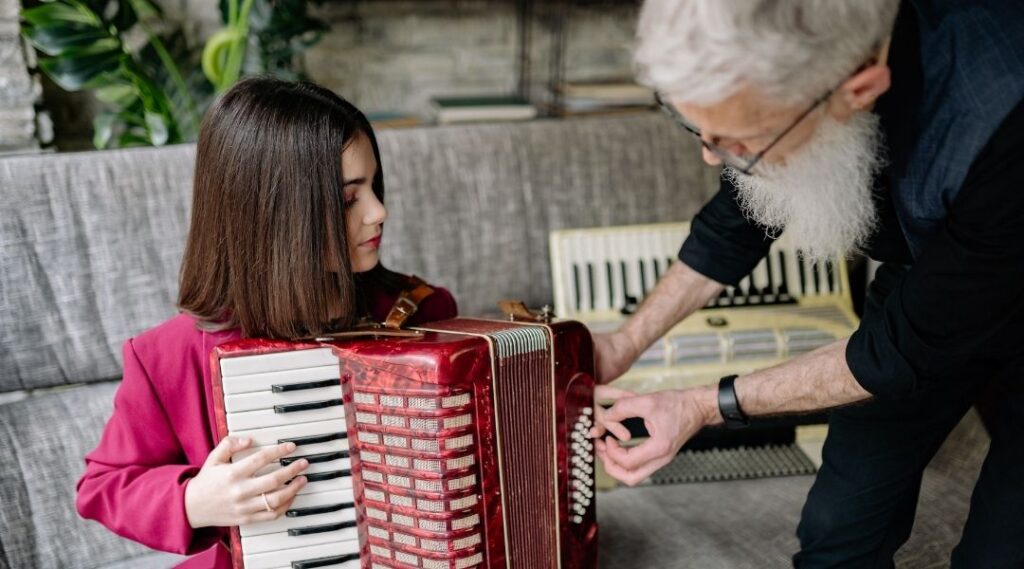 Atelier-art-musicpthérapie-intergénérationnel-entre-senior-et-enfant