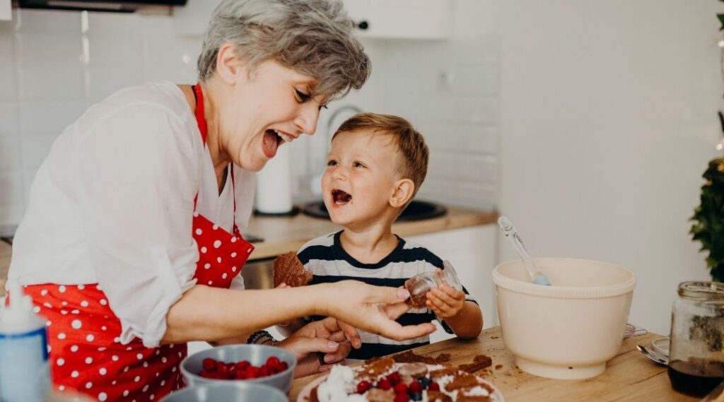 Atelier-cuisine-intergénérationnel-entre-senior-et-enfant