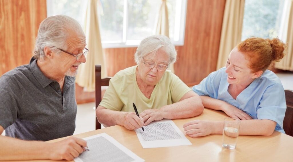 intervenant-avec-senior-en-atelier-mémoire
