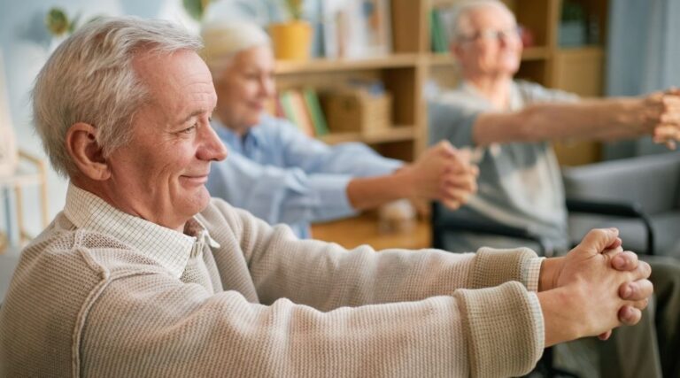 exercice Gym douce senior les cercles d'épaules