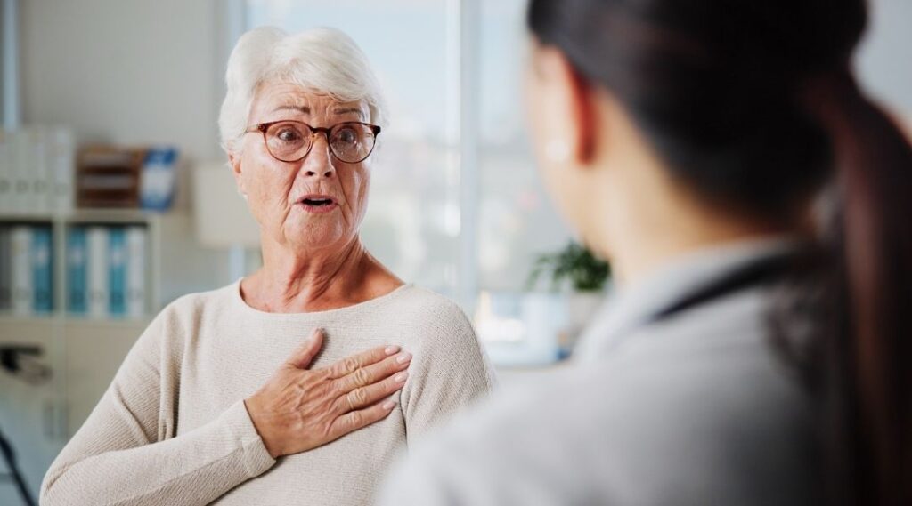 senior en résidence avec un intervenant