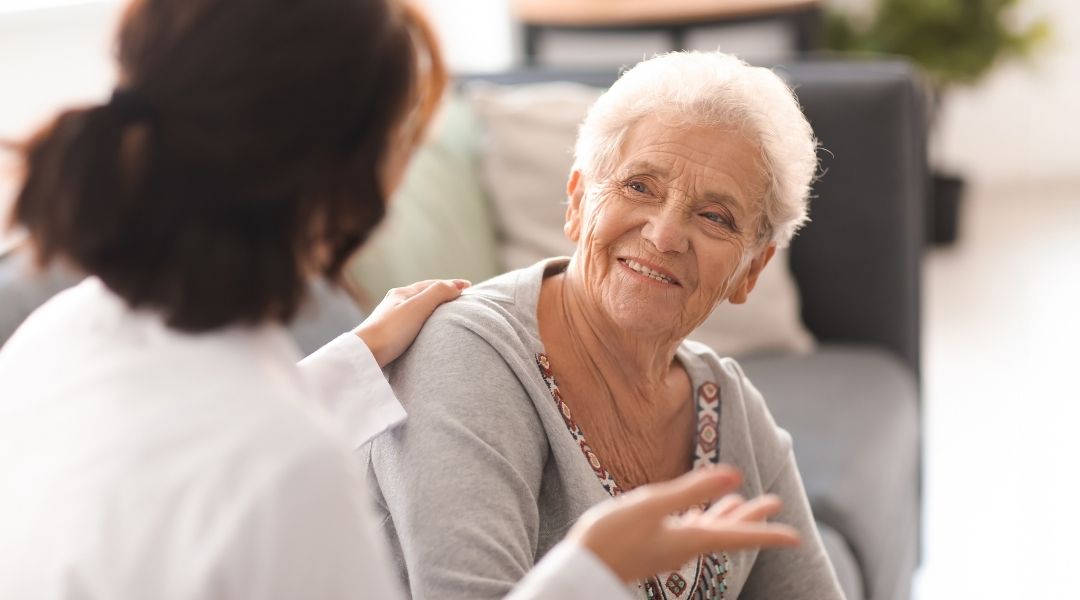 senior en résidence avec un intervenant