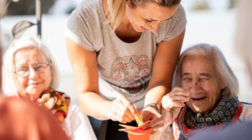 senior-en-atelier-artistique