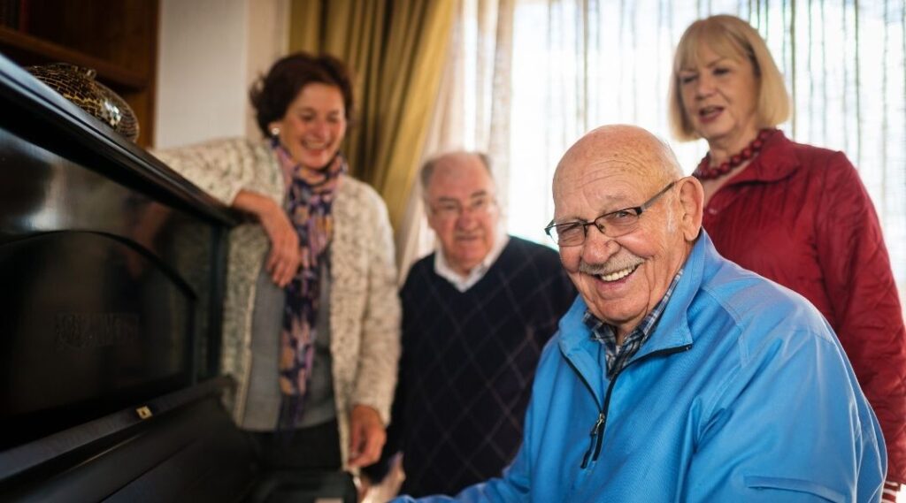atelier-piano-pour-les-residents-en-ehpad