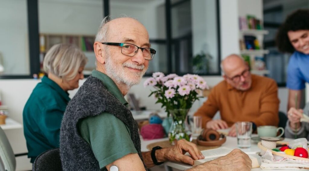 senior-souriant-en-atelier-artistique-en-residence