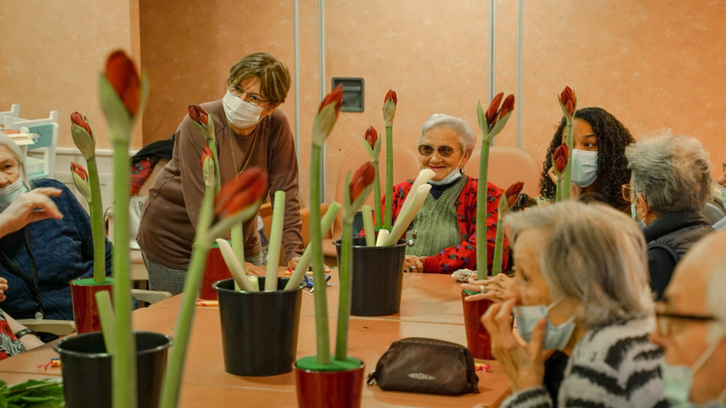 un-groupe-de-senior-lors-de-l-atelier-art-floral