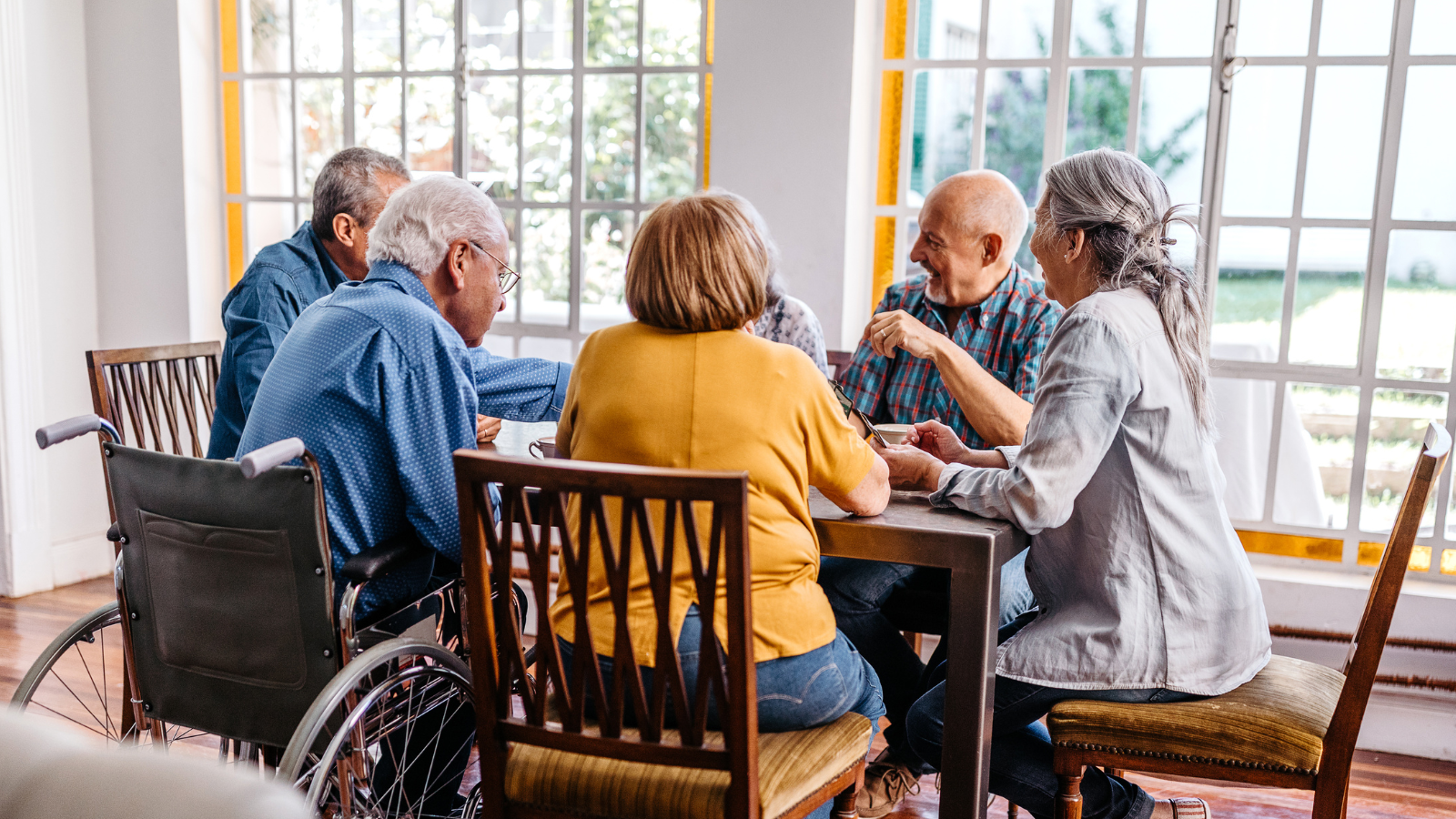 un-groupe-de-seniors-lors-de-l-atelier-culturel-cafe-philo-residence-senior
