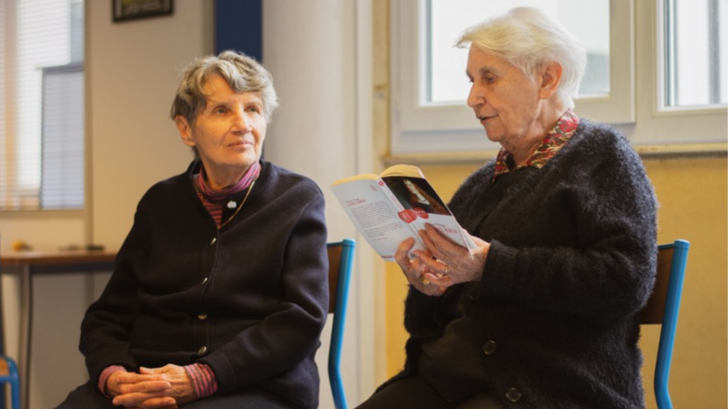 deux-senior-lors-de-l-atelier-club-lecture-en-residence-senior