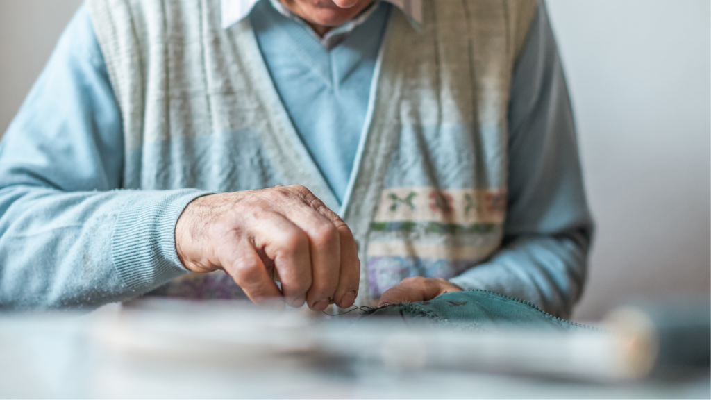 un-senior-lors-de-l-atelier-couture