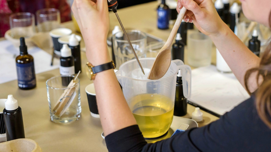 des-senior-créent-des-bougie-lors-de-l-atelier-creation-parfum-senior-ehpad