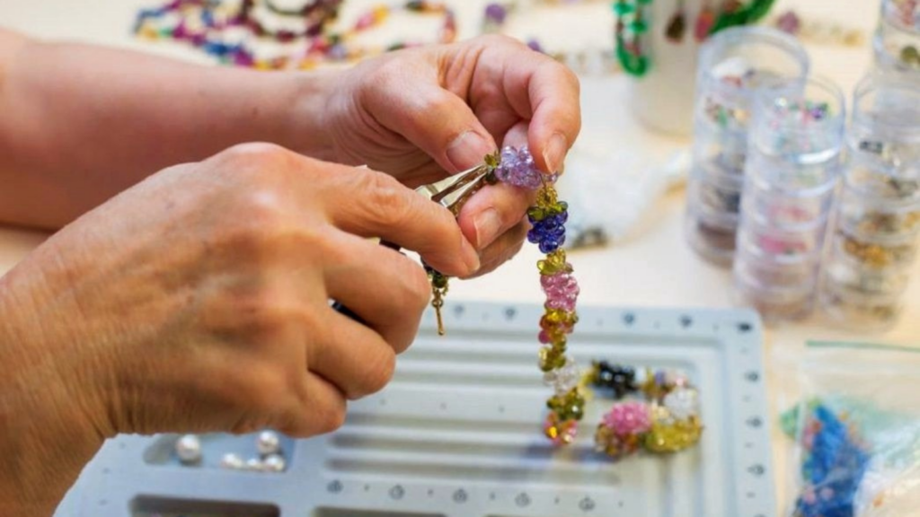 creation-de-bijoux-senior-par-des-seniors-résidents-en-ehpad