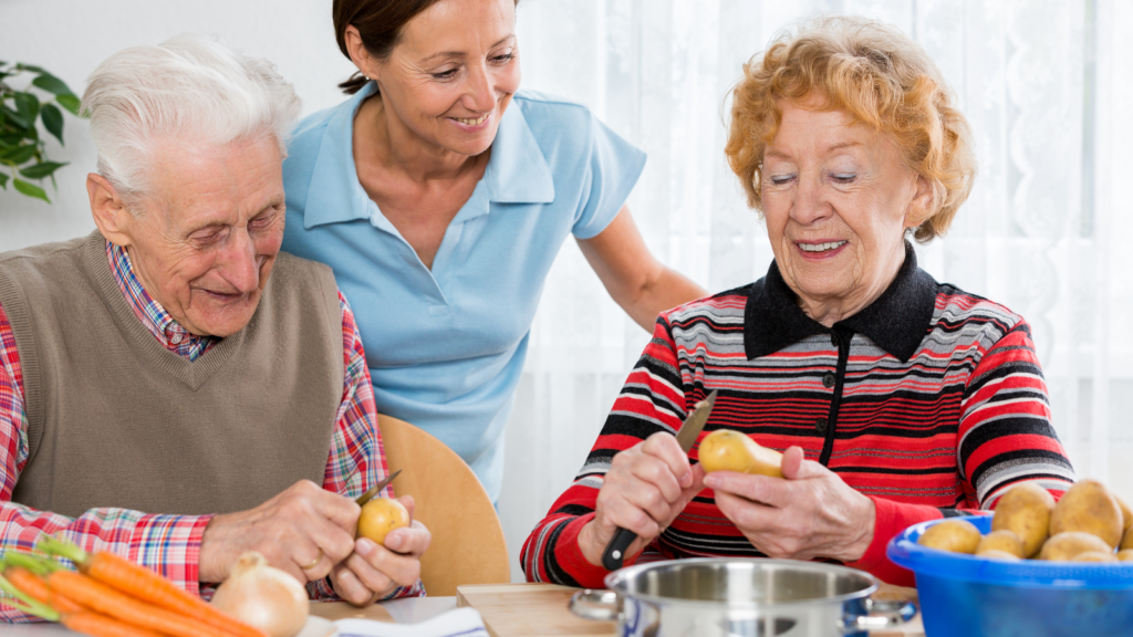 des-seniors-avec-animatrice-lors-de-l-atelier-cuisine-patisserie-seniors