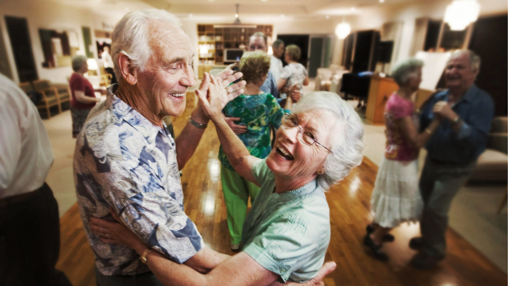 un-couple-seniors-souriants-lors-d-un-atelier-de-danse