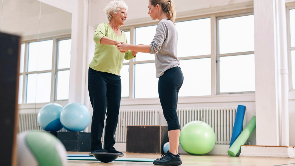 une-femme-senior-pratique-une-exercice-d'équilibre