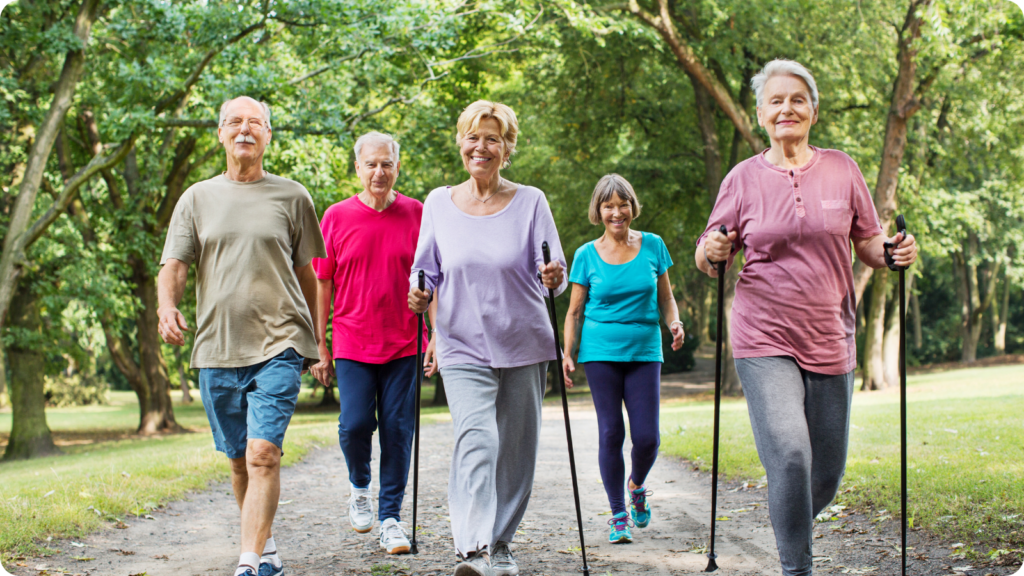groupe-de-seniors-faisant-de-la-marche-en-plein-air