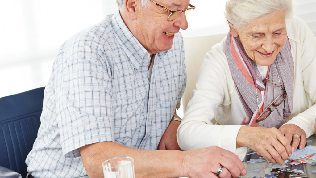 des-seniors-jouent-puzzle-dans-résidence-sénior