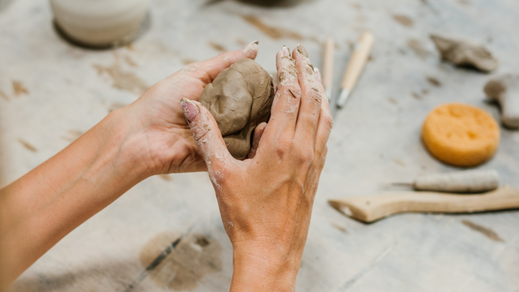 les-mains-dun-senior-lors-de-l-atelier-modelage-en-ehpad-residence