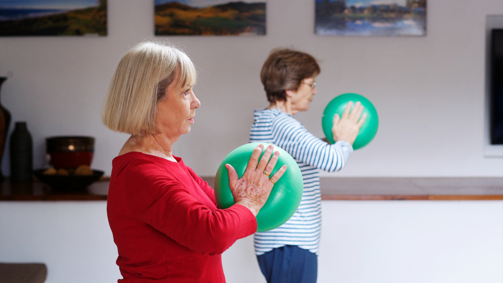 intervenant en gym yoga douce aux résidents d'EHPAD