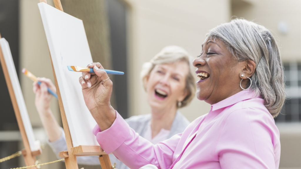deux-femmes-souriantes-lors-de-atelier-peinture
