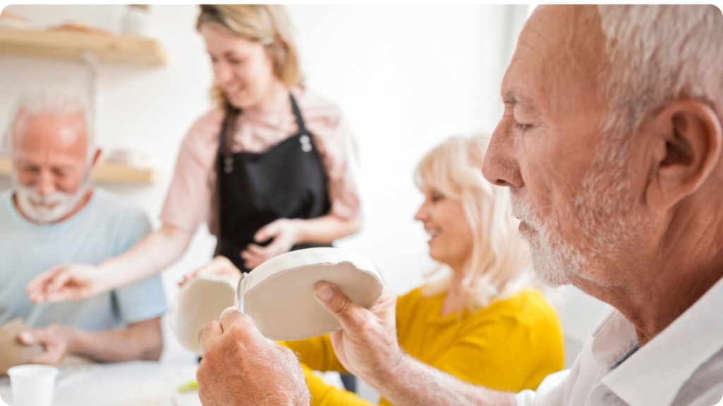 un-groupe-de-senior-lors-d-un-atelier-de-poterie
