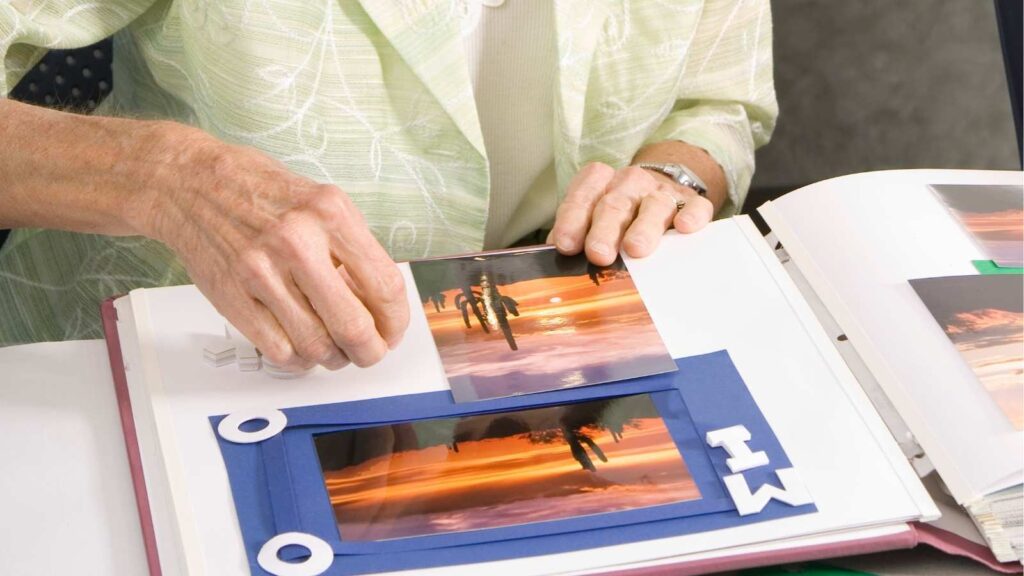 atelier-scrapbooking-pour-senior-en-ehpad-et-residence-autonomie