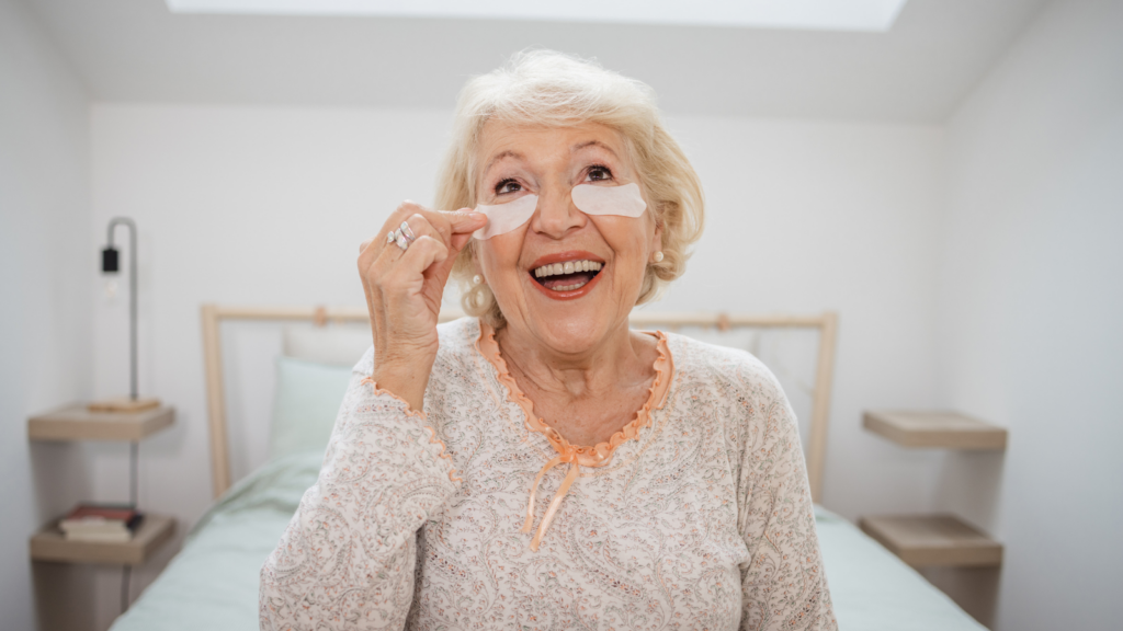 femme-senior-contente-lors-atelier-socio-esthétique-graçe-au-soin-du-visage-